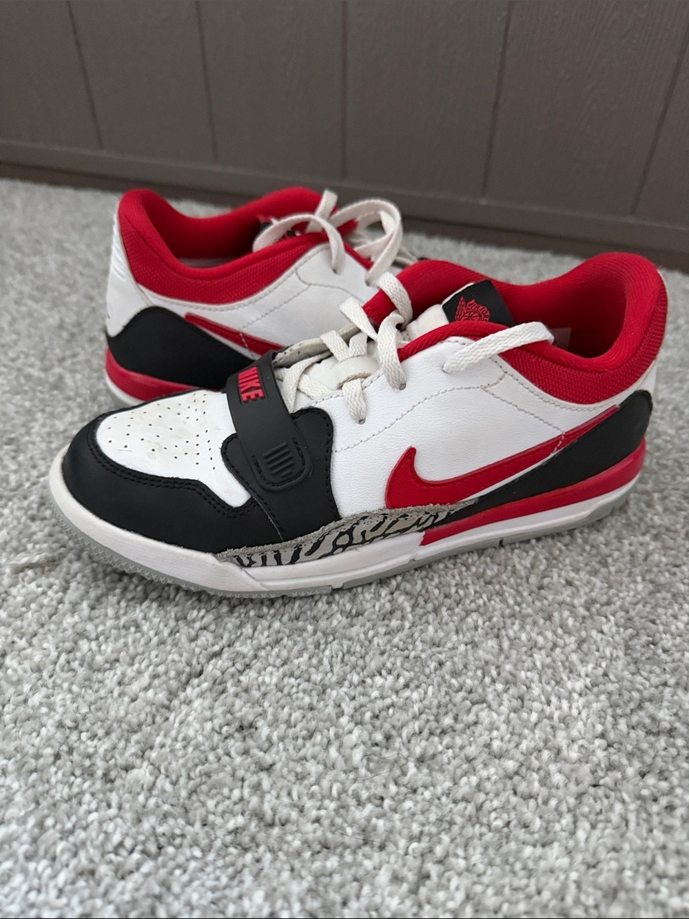 Jordan Kids Low-Top Sneakers in White/Red/Black
